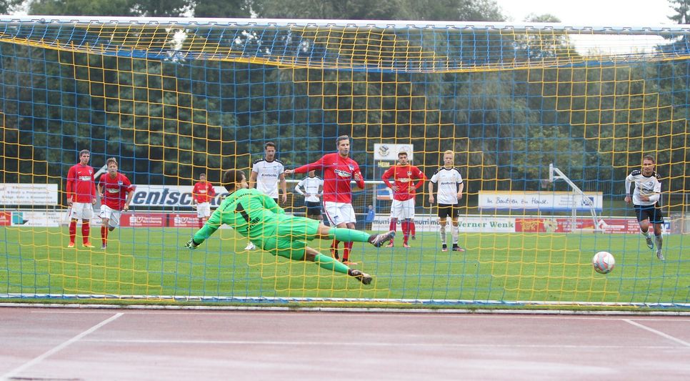 34. Minute ... Marcus Mlynikowski (Berlin) verwandelt den verhängten Foulelfmeter gegen Marek Große souverän zum 2:0 für Hertha. Foto: Torsten Zettl