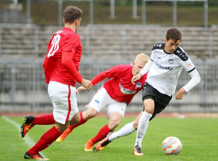 Max Hermmann (rechts, Bautzen) war heute die alleinige Sturmspitze bei den Gastgebern und war dort vielmals auf verlorenem Posten gegen die spielstarken Berliner. Foto: Torsten Zettl