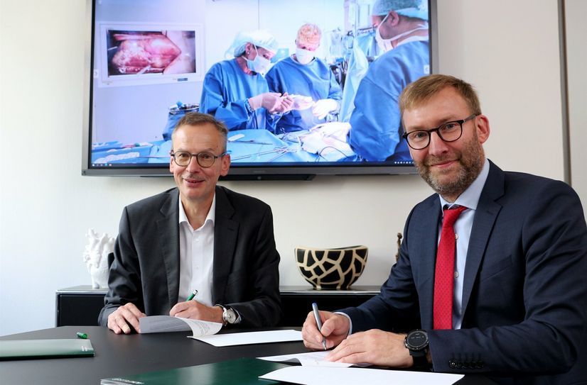Rainer Striebel, Vorstandsvorsitzender der AOK PLUS, und Jörg Scharfenberg, Geschäftsführer des Herzzentrums (v.l.), bei der Vertragsunterzeichnung.