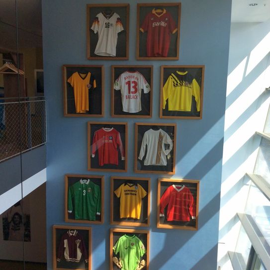 Trikotwand im Fußballmuseum (Foto: Pönisch).