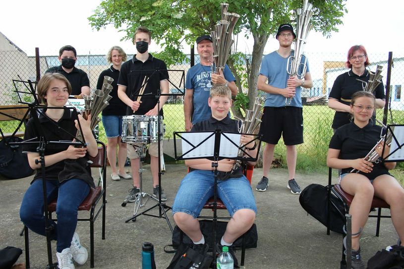 Frisch getestet, mit Abstand und gut geputzten Instrumenten: Die erste Probe im »Musikhaus« Fichtenberg nach langer Zeit. Auf den Neustart freuen sich beonders: Jannik Boden, Kerstin Jentzsch, Malte Jentzsch, Frithjof Ringel, Daniel Sömisch, Anke Mehlhose (hintere Reihe v.l.) und Linda Lehmann, Nick Rische, Mailien Fiebig (vordere Reihe v.l.). Foto: wit