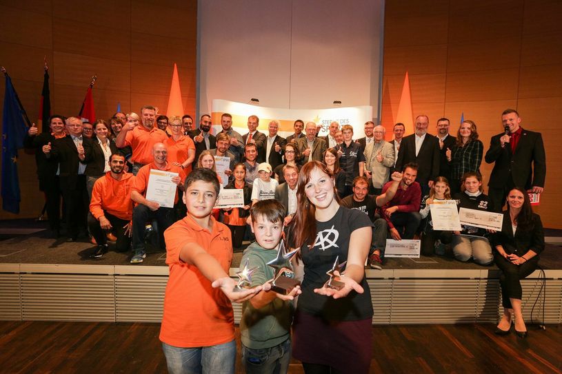Die Ausgezeichneten im Rahmen in der Initiative „Sterne des Sports“ in Silber. Foto: Franz Fender/Genossenschaftverband e.V.