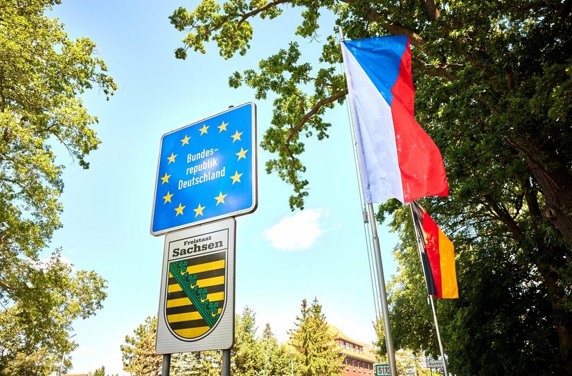 Im Grenzraum zwischen Deutschland und Tschechien (hier: Grenzübergang Hellendorf / Petrovice) wird nachbarschaftliche Zusammenarbeit gelebt und durch zahlreiche Aktionen weiter vertieft.