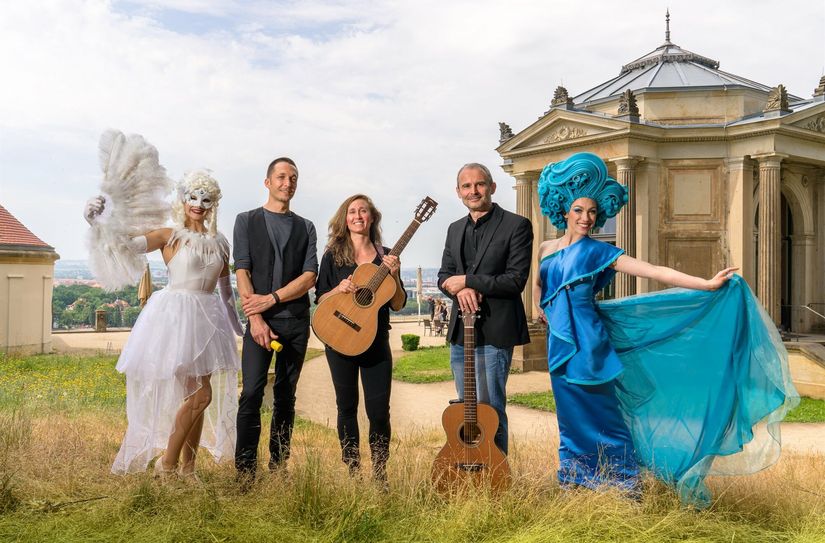 Sie sind bei der Schlössernacht dabei: die Dresdner Band Envivo, flankiert von Fabelwesen, die das Wasser und eine barocke anmutige Gestalt verkörpern.