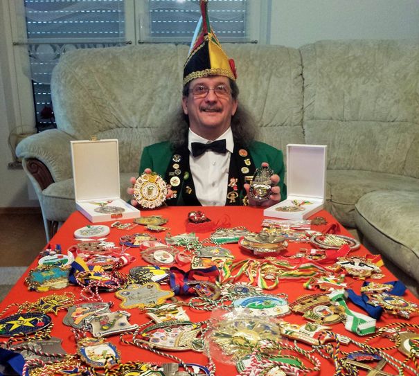 Michael Thiele mit seiner Sammlung an Faschingsorden, darunter richtige Raritäten. Foto: Jancke
