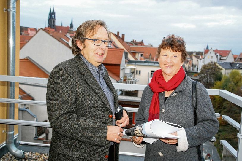 Bei Architekt Dietmar Hubert und der Leiterin der Stadtentwicklungs- und Erneuerungsgesellschaft Meissen, Birgit Richter, ist die Freude groß. Zum Jahresende soll die Sanierung in der Neugasse 19 abgeschlossen sein. Die Nachfrage bei den Meißnern ist groß. Foto: Farrar