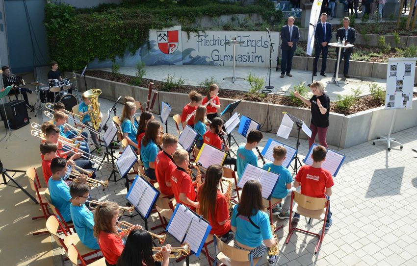 Die Bläserklasse 6 hatte eine Einlage für die feierliche Übergabe einstudiert. Fotos: Landkreis OSL