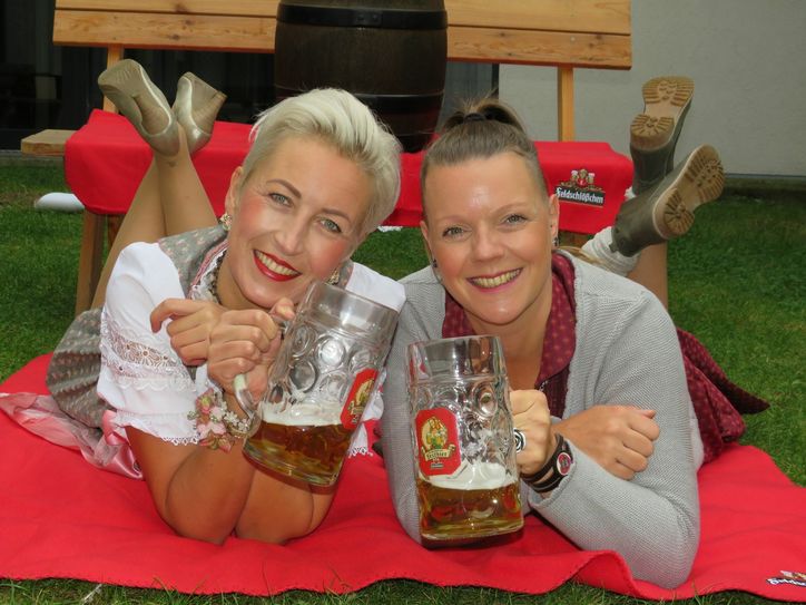 Die Vorbereitungen für das Oktoberfest liefen bereits auch Hochtouren. Dann die Absage. Es gibt aber eine Alternative. Darüber freuen sich die beiden Mitarbeiterinnen der Lausitzhalle Anja Hillmann (links) und Patricia Schmuck. Foto: Silke Richter