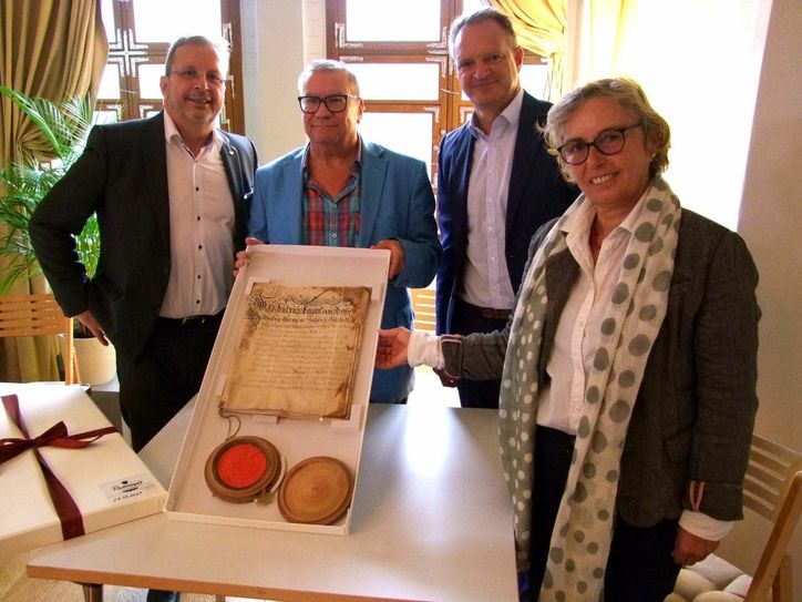 Ein neues Exponat für das Radeberger Stadtmuseum: Museumsleiterin Katja Altmann und Radebergs Oberbürgermeister Gerhard Lemm freuen sich über die historische Innungsurkunde der Brauer und Mälzer von 1797, die sie vom Brauerei-Chef Axel Frech (l.) und seinem Nachfolger Olaf Plaumann erhielten. Fotos: Rainer Könen