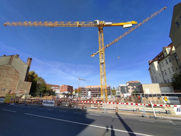 Der Bauarbeiten liegen im Zeitplan. Ausheben der Baugrube und Gießen der Bodenplatte sind abgeschlossen. Auch alle grundlegenden Leitungen sind verlegt. Jetzt werden die Häuser gebaut. Foto: Keil