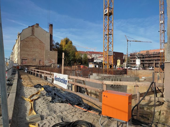 Große Baustelle an der Bahnhofstraße und Jakobstraße: Hier entsteht der Senckenberg-Campus. Er soll ab 2024 genutzt werden. Foto: Keil