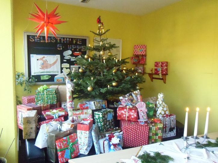 Tagestreff „Schorsch“: Weihnachtsbaum mit Geschenke von Noerr LLP. Foto: FF