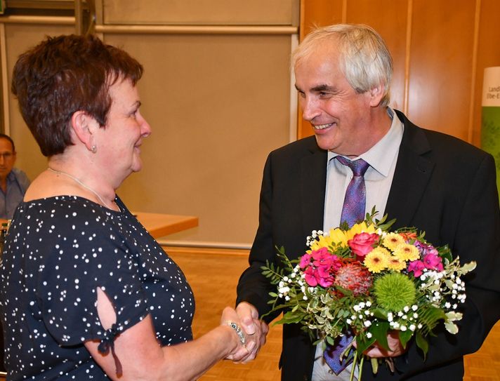 Blumen als Dank vom Ersten Beigeordneten, Dezernenten und Kämmerer, Peter Hans (r.) zum Abschied von Werkleiterin Annette Winter (l.).
