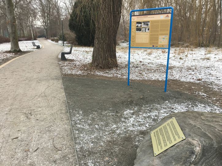 Die neue Infotafel und der Gedenkstein. Foto: T. Keil
