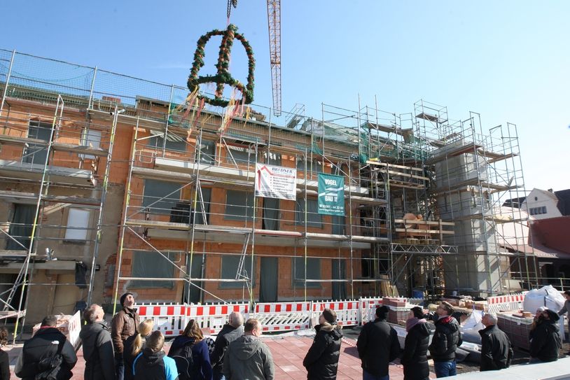 Die Richtkrone wird hochgezogen.