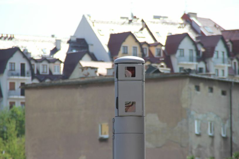 Die im August in Betrieb genommene Überwachungstechnik:  In etwa zwei Meter hohen grauen Säulen befinden sich die Objektive der Kamerasysteme und ein Laserblitzsystem. Aufgenommen wird alles, was die Säulen im Abstand von etwa 20 Metern passiert. Foto: Keil