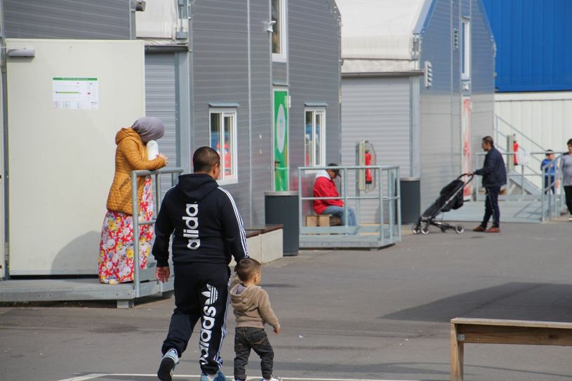 Erste Station für Asylbewerber ist die Erstaufnahme (hier: Bremer Straße). Wer das Asylverfahren erfolgreich durchlaufen hat, der entscheidet sich meistens für die Großstadt. Durch eine Wohnsitzauflage könnte die Verteilung in der Fläche verbessert werden.  Der Europäische Gerichtshof hatte das Instrument in einem Urteil prinzipiell für zulässig erklärt, aber an hohe Auflagen gekoppelt.                                                       Foto: Schramm