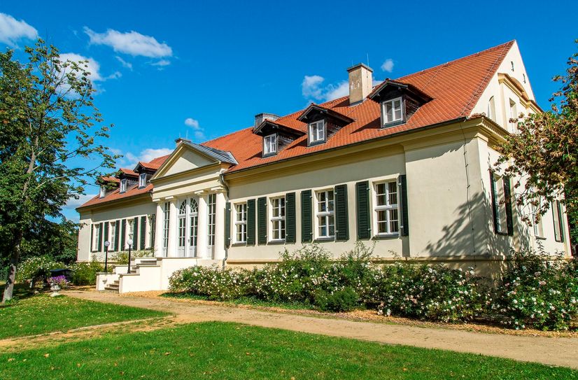 Am Herrenhaus »Neuhaus« in Lübben wird zum Picknickkonzert geladen.