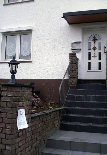 Hausnummern in Radebeul sind ordentlich lesbar anzubringen. So etwas dürfte wohl nicht gelten. Foto: Archiv