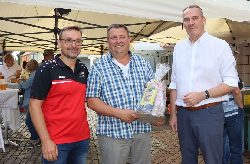 Jens Weser, Axel Schmidt und Bürgermeister Andreas Fredrich (von links) bei der kleinen Gratulationsfeier zum Auftakt des Nachtshoppings.