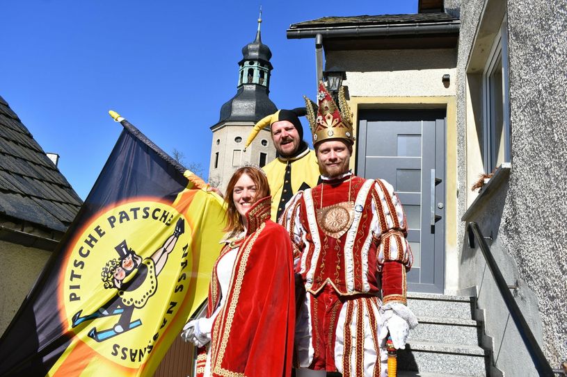 Läuten den Geisinger Fasching ein: Prinzessin Anne I., Hofnarr Latsch und Prinz Ronny I. (v.l.n.r.).