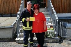 Mandy Konzag (re.) übergibt ihre Spenden an die Freiwillige Feuerwehr Porschdorf.