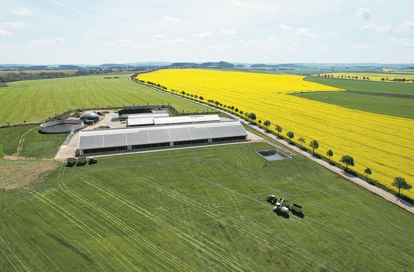 Die PLD in Pretzschendorf verfügt über eine große Photovoltaik-Anlage auf dem Stalldach und eine Biogasanlage (grüne Kuppel).