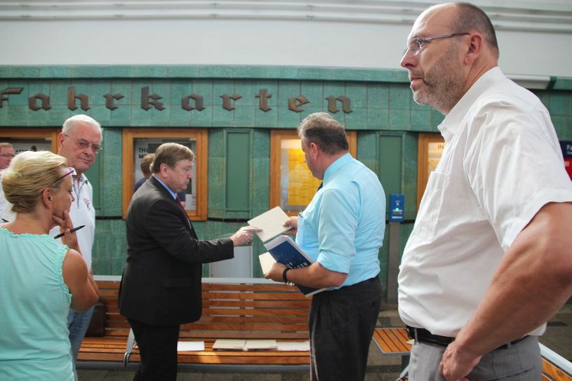 Heiko Klaffenbach (Bahn-Management, 2.v.r.) präsentiert Dr. André Hahn eine Auswahl der neuen Fliesen für den Personentunnel. Oberbürgermeister Olaf Raschke (r), Stadträte und Mieter sind gespannt... Foto: Farrar
