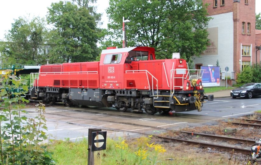 Der letzte Güterzug rollte heute symbolisch über den Bahnübergang in Niesky. Foto: Keil