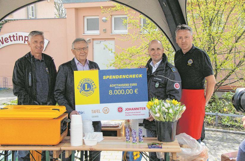 Werner Schul, Lions Club Radebeul (2.v.l.), überreichte Dirk Roscher von den Johannitern (2.v.r.) den Spendencheck des Lions Clubs Radebeul. Mit dabei Steffen Röthig (li.) und Olaf Seidel (re.) vom Lions Club.