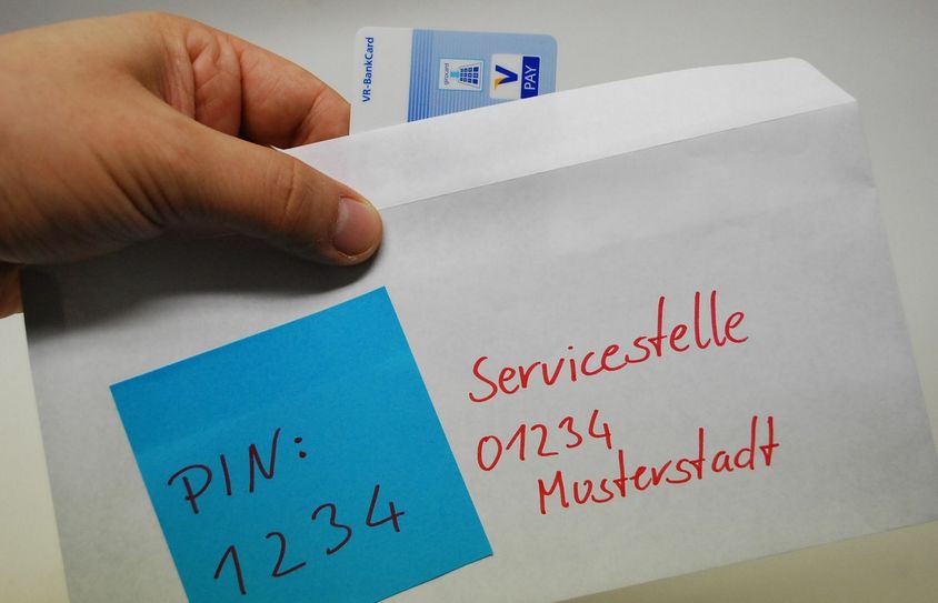 So nicht! Kein seriöses Unternehmen wird Sie auffordern, Ihre EC-Karte per Post zu verschicken und noch die PIN dazuzulegen. Also Finger weg vom Briefumschlag und hin zur Polizei, um die Betrüger zu melden. Foto: Keil
