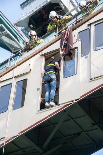 De große jährliche Höhenrettungsübung der Feuerwehr fand am 17. Juni an der Schwebebahn statt. Fotos: Wolf