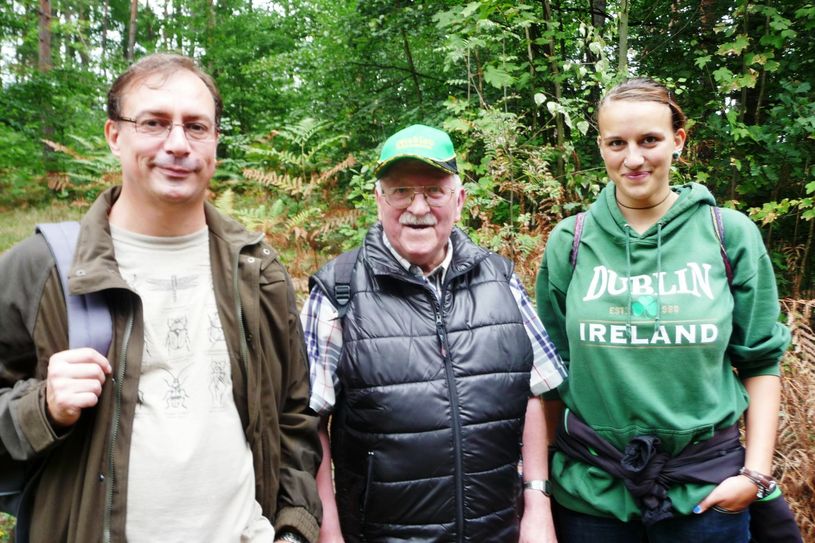 Pavel Benda, Klaus Fiedler und Lea aus Decin (v. li.) bei der Wanderung auf den Hohen Schneeberg.      Foto: privat