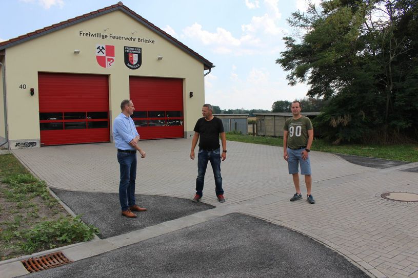 Bürgermeister Andreas Fredrich, Ortswehrführer Bernd Bohrisch und Thomas Montwill (v.l.) bei der Besichtigung der fertiggestellten Einfahrt. Foto: pm