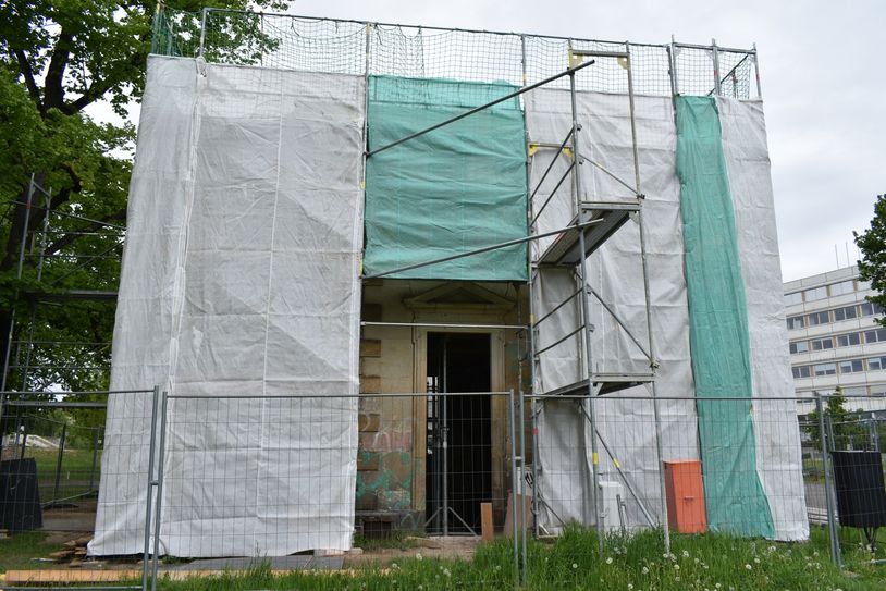 Seit Jahresbeginn wird das Torhaus rekonstruiert und saniert, am Jahresende sollen die Arbeiten fertig sein.