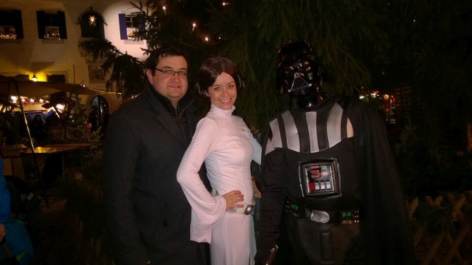 Kino-Chef Alexander Malt, Prinzessin Leia und Dark Vador auf dem Weihnachtsmarkt in Meißen.