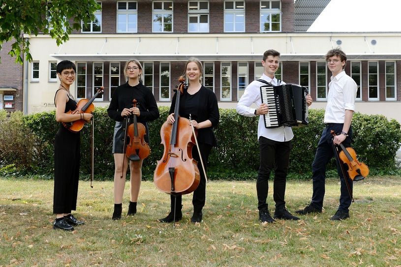Die fünf jungen Musikschüler stellen ihr können beim BASF-Wohnzimmerkonzert unter Beweis. Zu sehen ist das auch im Regionalfernsehen von „Seenluft24“. Foto: BASF