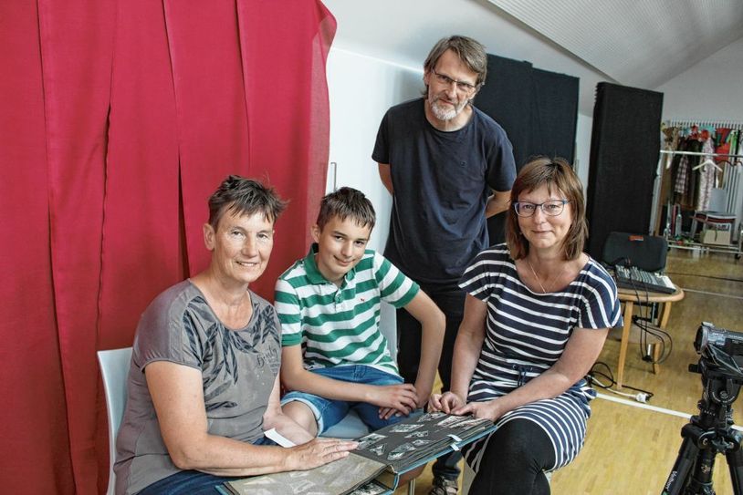 Zeitzeugin Ina Schieke, Finn Markgraf, Karsten Held und Ina Züchner (v.l.) blättern in Erinnerungen zum Thema »Springbrunnenbader - Kindheit in der DDR«. Foto: Silke Richter