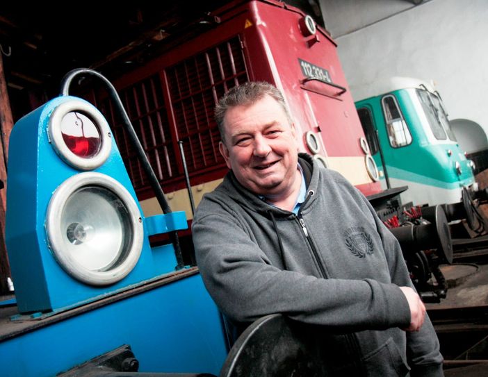 Alfred Simm hat gut lachen – die Diesellok hinter ihm verlässt nach langwieriger Getriebereparatur bald die Werkstatt und das „Ferkeltaxi“ im Hintergrund darf im Juni erstmals zum Skoda-Werk nach Mlada Boleslav fahren. Foto: tom