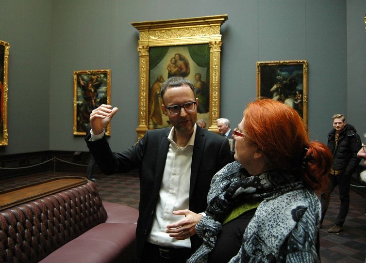 Andreas Henning, Konservator für italienische Malerei, erklärt die vielen Neuerungen in der Gemäldegalerie. Fotos: Pohl
