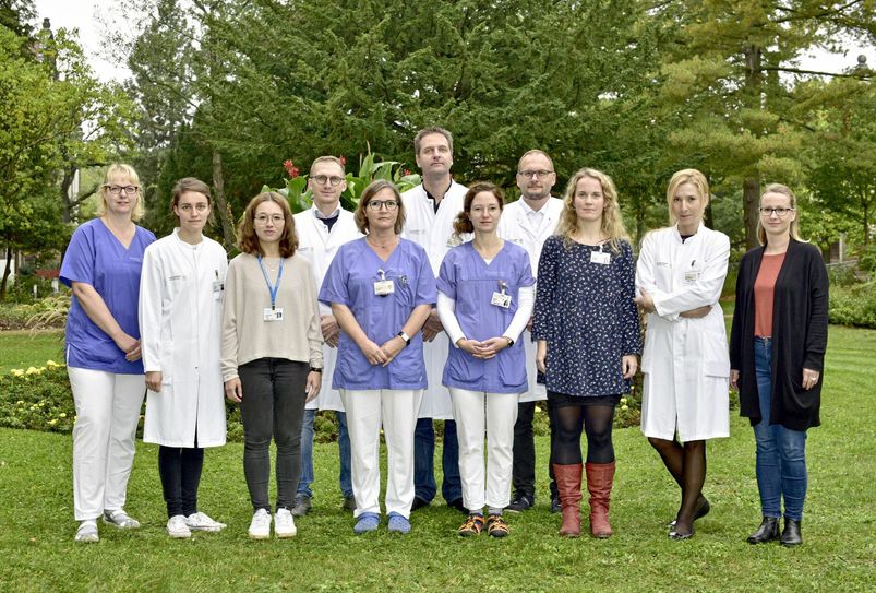 Team vom Universitäts DemenzCentrum mit ihren Leitern Dr. Moritz Brandt (hintere Reihe, 2. v.l.) und Prof. Markus Donix (hintere Reihe, 3. v.l.). Foto: Uniklinikum Dresden