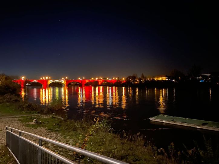 Die rot angestrahlte Pirnaer Stadtbrücke. Foto: Felix Arnold