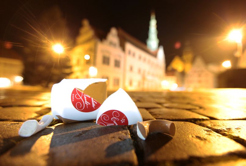 Die zerschlagene Glühweintasse vom Canalettomarkt Pirna steht sinnbildlich für die Absage des Pirnaer Weihnachtsmarktes.   Foto: D. Förster