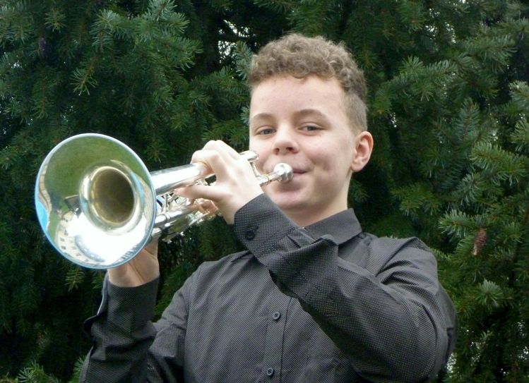 Der 14-jährige Jonas Krause entdeckte seine Liebe zur Musik mit sieben Jahren und wird heute am Sächsischen Landesgymnasium für Musik unterrichtet. Gemeinsam mit Thea Müller/Violine und Charlotte Herold/Violine gehört er zu den Solisten des 18. Benefizkonzertes zugunsten krebskranker Kinder in der Kreuzkirche. Foto: privat
