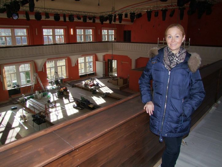 Geschäftsführerin Beate Dangrieß ist mit dem bisherigen Ablauf der Sanierungsarbeiten im früheren Großröhrsdorfer Kulturhaus zufrieden. Besonders stolz ist sie auf den Rödersaal, Prunkstück des historischen Gebäudes. Fotos: Rainer Könen