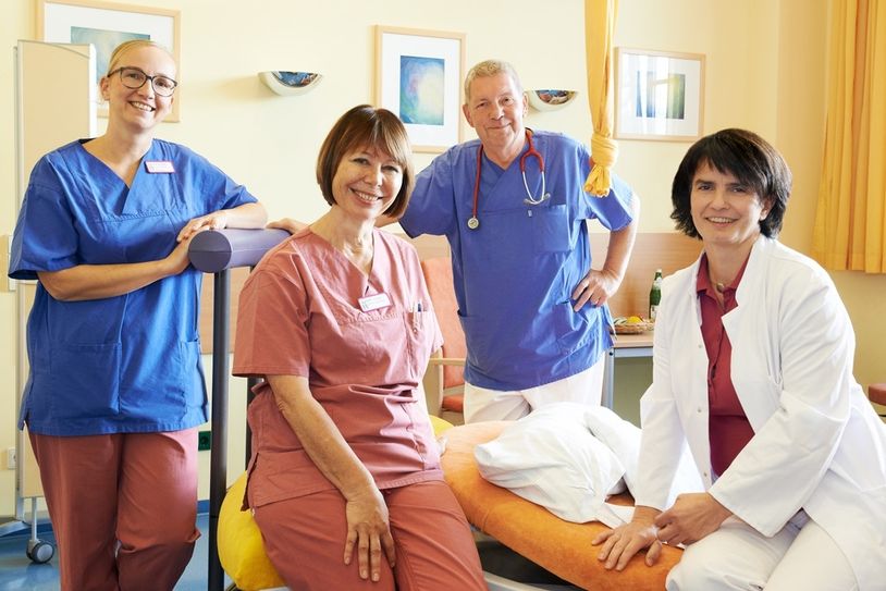 Die Leitung der Diako-Geburtshilfe hat sich 2017 zum Teil neu formiert: (von links) Stationsleiterin Yvonne Schultze, die Leitende Hebamme Steffi Gülzow, Neonatologe Winfried Möhr und die Chefärztin Ágnes Zirkel. Foto: PR/Klinik