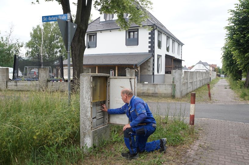Stadtelektriker M. Mieth programmiert in Freienhufen eine Zeitschaltuhr.