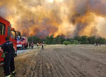 Das Feuer erreicht vielerorts den Waldrand. Landwirte haben die Äcker umgegraben, um eine Schneise zu schlagen und die Ausbreitung zu unterbrechen.