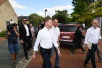 Ministerpräsident Michael Kretschmer besucht die Feuerwehr Zeithain, das Lagezentrum des Brandes in der Gorischheide.