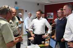 Ministerpräsident Michael Kretschmer und Lanbdrat Ralf Hänsel besuchen Bürgermeister Dr. Pollmer und die Feuerwehr Zeithain, das Lagezentrum des Brandes in der Gorischheide. Im Gespräch mit den Einsatzkräften...